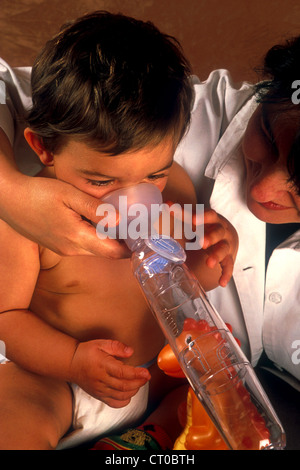 BEHANDLUNG VON ASTHMA, KLEINKIND Stockfoto