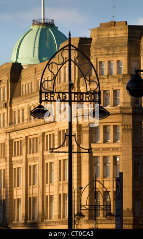 Dekorative Straßenleuchte auf Bridge Street, Schreibweise des Wortes Bradford; Britannia-Haus im Hintergrund. Stockfoto