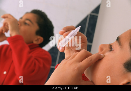 KIND MIT AUGE LOTION Stockfoto