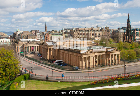 Blick über Edinburgh mit der Scottish National Gallery im Vordergrund. Entnommen aus dem Hügel Stockfoto