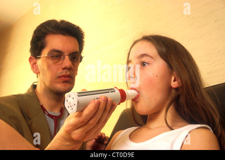 ATMUNG, SPIROMETRIE BEI EINEM KIND Stockfoto