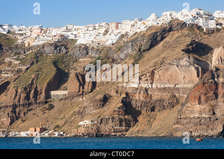 Die Klippe Stadt Fira, die Hauptstadt der griechischen Insel Santorin und Skala Hafen unten, Griechenland Stockfoto