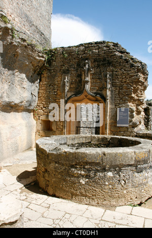 Der Brunnen im Ehrenhof am Chateau de Bonaguil in der Nähe von Fumel, Lot-et-Garonne. Stockfoto