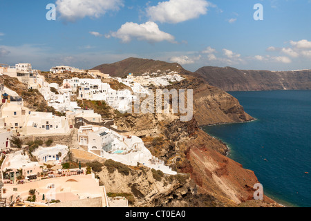 Mit Blick auf die Klippen Oia auf der griechischen Insel Santorin, Griechenland Stockfoto