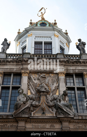 Goldene Statue auf dem Dach des Maison du Roi d ' Espagne Grand Place oder Grote Markt Brüssel Belgien Stockfoto