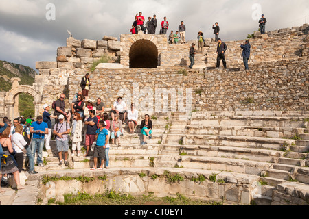 Touristen besuchen das Odeum Theater, Ephesus, Türkei Stockfoto