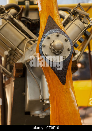 Nahaufnahme eines aus Holz geschnitzten Propeller aus antiken Motor von Flugzeugen Stockfoto