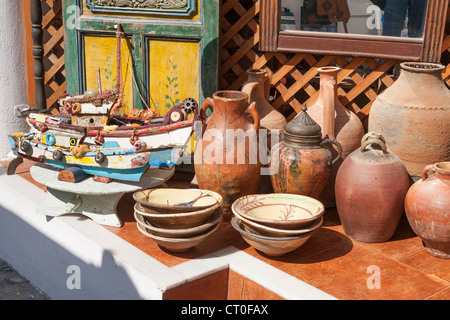 Rustikale Töpfe für den Verkauf außerhalb ein Souvenirladen, Oia, Santorini, Griechenland Stockfoto