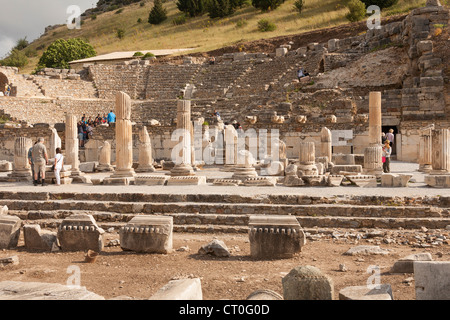 Touristen besuchen die Basilika vor dem Theater Odeum, Ephesus, Türkei Stockfoto