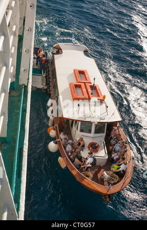 Passagiere aussteigen aus einer Ausschreibung und einsteigen in ein Kreuzfahrtschiff, Santorini, Griechenland Stockfoto