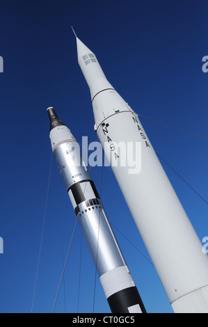 Zwei Raketen auf Anzeige am Kennedy Space Center in Florida, USA. Stockfoto