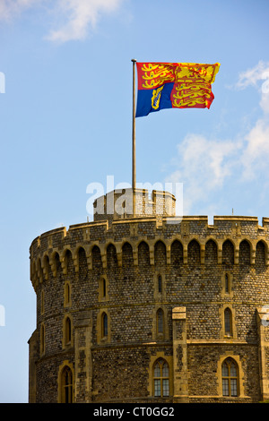 Spezielle große zeremonielle Royal Standard-Flagge fliegen aus dem Rundturm oder halten Sie in Windsor Castle. JMH6022 Stockfoto