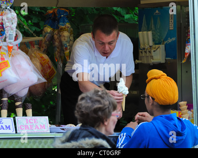 Eiswagen im Kelvingrove Park in Glasgow, Schottland. Ein Junge kauft ein Eis auf der Mela-Veranstaltung Stockfoto