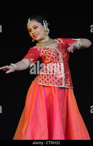 Indian Council for Cultural Relations Tanztruppe auf der 2012 Mela, Weltbühne, im Kelvingrove Park, Glasgow, Schottland, Großbritannien Stockfoto