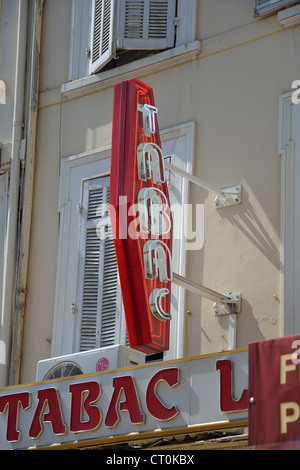 Tabac-Shop anmeldet Rue Félix Faure, Cannes, Côte d ' Azur, Alpes-Maritimes, Provence-Alpes-Côte d ' Azur, Frankreich Stockfoto