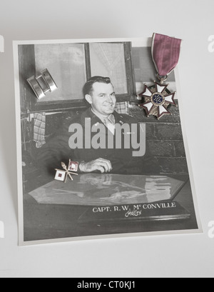 Immer noch leben, WWII United States Officer Foto, Abzeichen und Orden Stockfoto