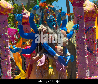 Eine kreative Kostüm aus einem Hindi Gottes mit einem modernen Twist bei der 2012 Summer Solstice Parade in Santa Barbara Kalifornien Stockfoto