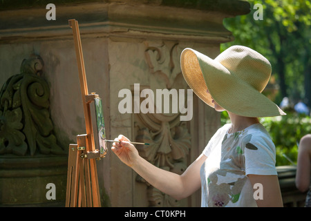 Ein Maler arbeitet auf einer Staffelei, Central Park, NYC Stockfoto
