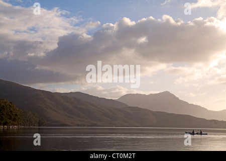 Morgendämmerung am Hafen von Bathurst, mit Mt Rugby hinaus in Tasmaniens Southwest-Nationalpark paddeln Stockfoto