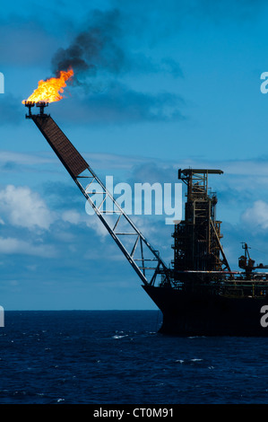 Gegenlicht Blick auf P35 FPSO von Petrobras, brasilianische Ölgesellschaft in Campos-Becken, Offshore-Staat Rio De Janeiro, Brasilien. Stockfoto