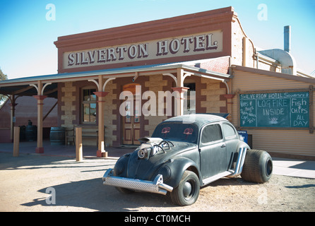 VW Käfer Oldtimer vor Silverton Hotel, kennzeichnete ein Pub in Filmen wie verrückt Max, befindet sich in Silverton, Outback NSW Stockfoto