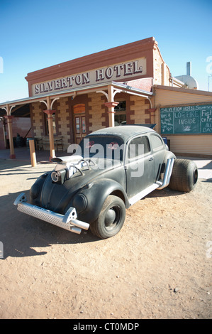 VW Käfer Oldtimer vor Silverton Hotel, kennzeichnete ein Pub in Filmen wie verrückt Max, befindet sich in Silverton, Outback NSW Stockfoto