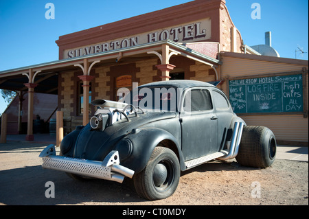 VW Käfer Oldtimer vor Silverton Hotel, kennzeichnete ein Pub in Filmen wie verrückt Max, befindet sich in Silverton, Outback NSW Stockfoto