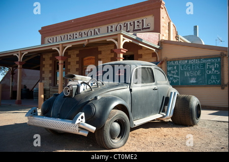 VW Käfer Oldtimer vor Silverton Hotel, kennzeichnete ein Pub in Filmen wie verrückt Max, befindet sich in Silverton, Outback NSW Stockfoto