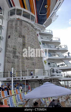 Kletterwand auf der Royal Caribbean International die Oasis of das größte Passagierschiff der Meere Stockfoto