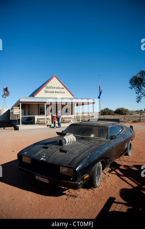 Das Film-Auto von Mad Max 2 parkte vor einem alten Gehöft jetzt Shop in Silverton, outback New South Wales Stockfoto