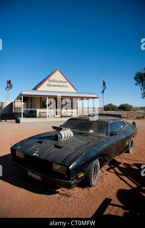 Das Film-Auto von Mad Max 2 parkte vor einem alten Gehöft jetzt Shop in Silverton, outback New South Wales Stockfoto