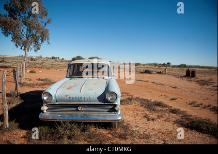 Oldtimer Vauxhall geparkt in Silverton, Outback New South Wales, bekannt als Standorte von Filmen wie verrückt Max 2 Oder Priscilla Stockfoto