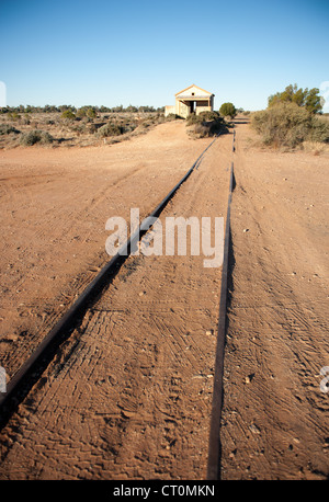 Alten Eisenbahnschienen und Station der Bergbau Periode in Silverton im Outback New South Wales, berühmte Ort von Filmen wie verrückt Max Stockfoto