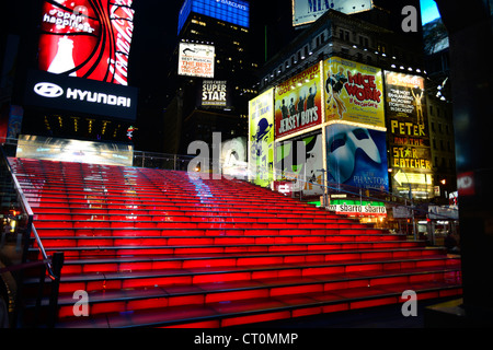 Times Square TKTS Stand Treppen in der Nacht, New York City, New York. © Craig M. Eisenberg Stockfoto