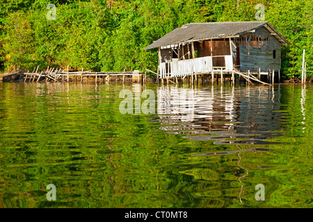 Verfallenen Hütte in einem schwimmenden Dorf Stockfoto