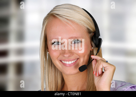 Junge Frau, die Hilfe als ein Kunden-Service-Mitarbeiter Stockfoto