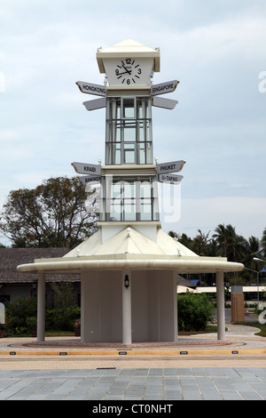 Es ist ein Foto von einem Glockenturm eines Flughafens in Thailand in Asien. Es ist die von Koh Samui, einer Insel im Ozean. Stockfoto