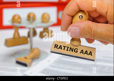 Stempel in der Hand markiert mit rating aaa Stockfoto