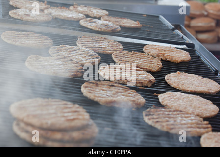 Hamburger auf dem heißen Grill gekocht wird Stockfoto