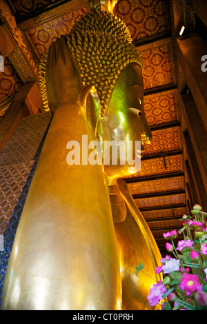 Statue des liegenden Buddha oder Wat Pho in Bangkok, Thailand Stockfoto