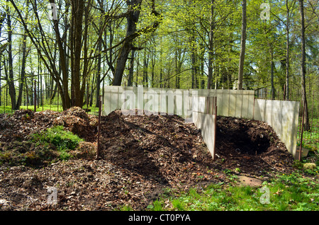 Herstellung von Kompost im Garten. Spezialdünger fruchtbares Land aus verwesenden organischen Gartenabfällen verlässt Kräuter Stockfoto