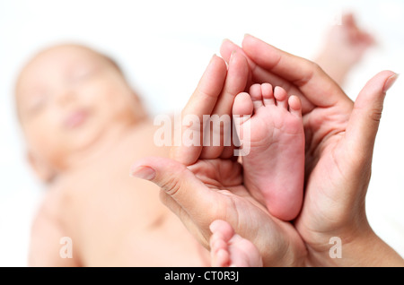 Clouse-Up von neugeborenen Babys Fuß in Mama Hände Stockfoto