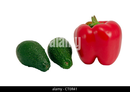 Rote Chili Pfeffer Paprika und zwei grünen Avocado isoliert auf weißem Hintergrund. Stockfoto