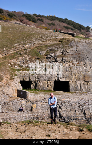 Ein Spaziergänger in der Nähe von Tilly nach Lust und Laune Höhlen auf der East Dorset Coast Path UK Stockfoto