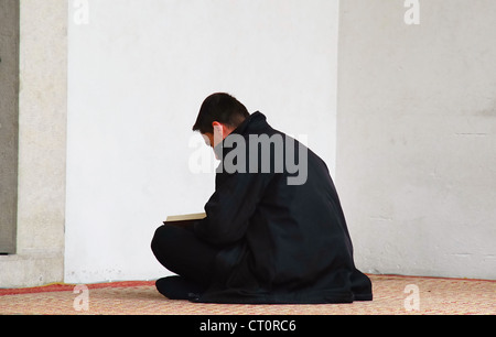 Bosnien und Herzegowina, Sarajevo: Gazi Husrev Bey-Moschee. Ein junger Muslim betet. Stockfoto