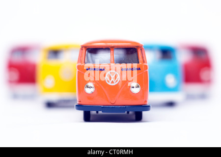 Kinder Sammler Spielzeugmodell von fünf Volkswagen geteilt Bildschirm Kastenwagen Feuer auf weißem Hintergrund Stockfoto