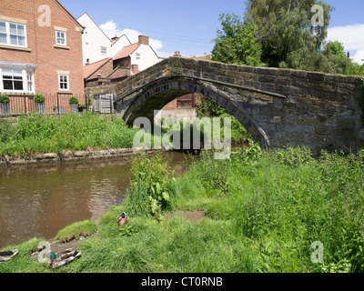 17C Pack Pferd Brücke über den Fluss Leven in Stokesley North Yorkshire, entlang der alten Lastesel aus Durham nach York Stockfoto