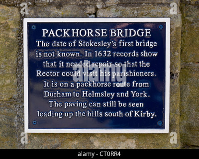 Informationstafel am Pack Pferd Brücke über den Fluss Leven in Stokesley North Yorkshire. Stockfoto