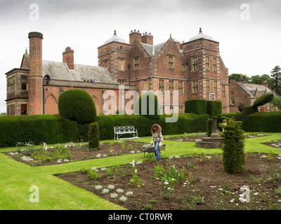 Ein Gärtner bei der Arbeit im Topiary Garten in Kiplin Hall in der Nähe von Scorton North Yorkshire Stockfoto