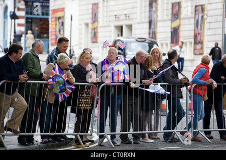 Menschenmassen tragen die Union Jack-Flaggen für die Königinnen Diamant-Jubiläum in London England warten für die Königin von England Stockfoto